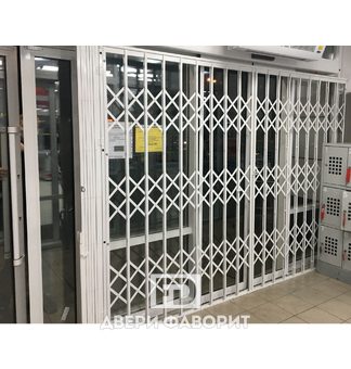 металлическая раздвижная решетчатая дверь для торговых помещений, установленная в наклад