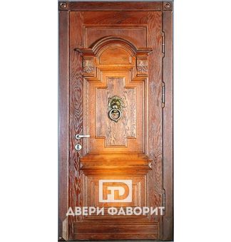 парадная дверь с декоративной стучалкой в виде головы льва